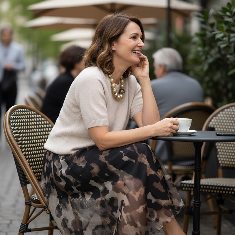 Dvoudílná sada pro ženy, skládající se z pulovru a vzdušné sukně s leopardím potiskem.